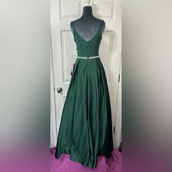 Blondie Nites Emerald Gown w/ Crystal Details size 1 NWT 
Aline Satin Never Worn - Picture 8 of 16